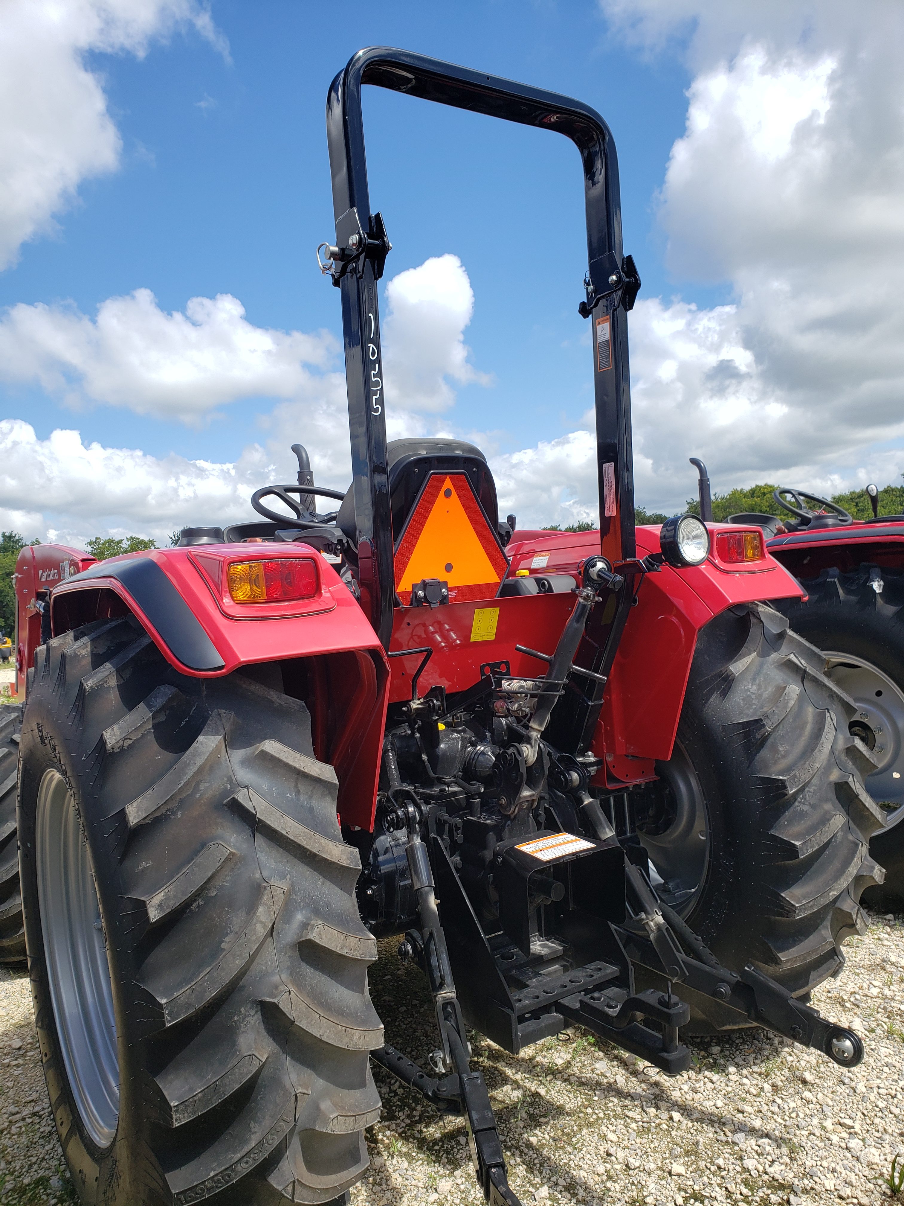 mahindra-6075-power-shuttle-tractor-at-hendershot-equipment-in-texas